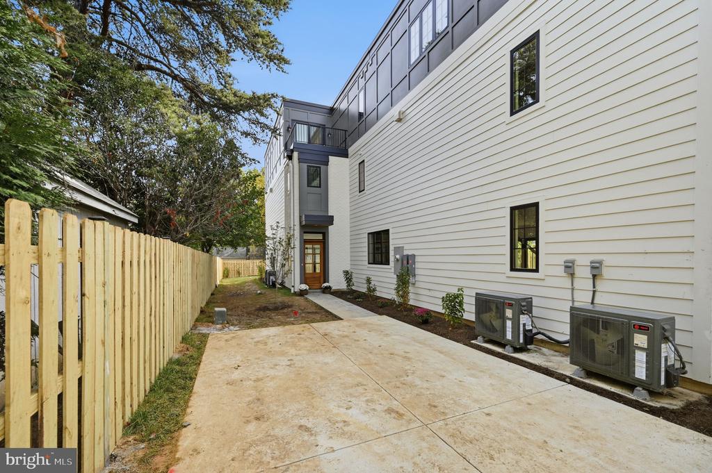 1227 N QUINCY STREET