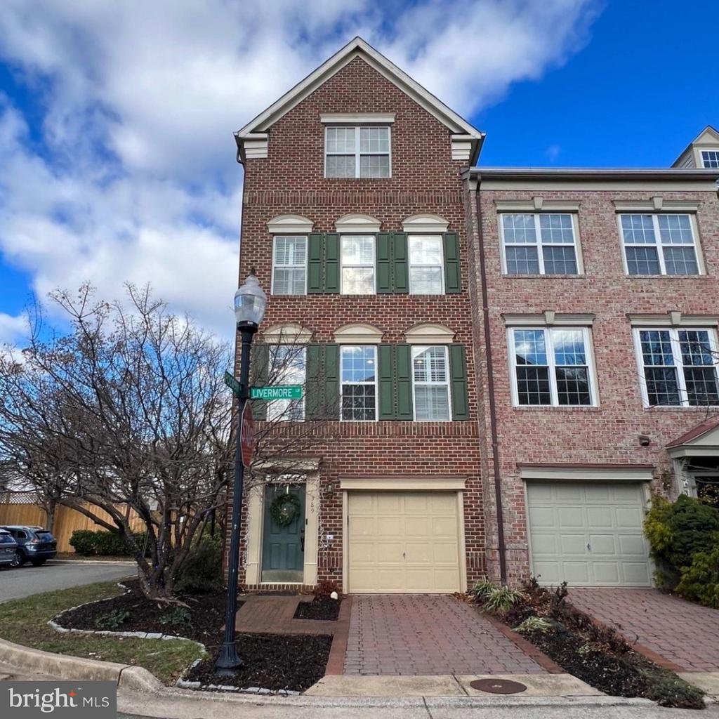 389 LIVERMORE LN