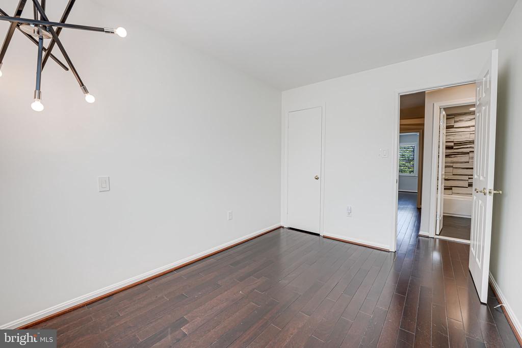 7315 GOLDEN IRIS CT