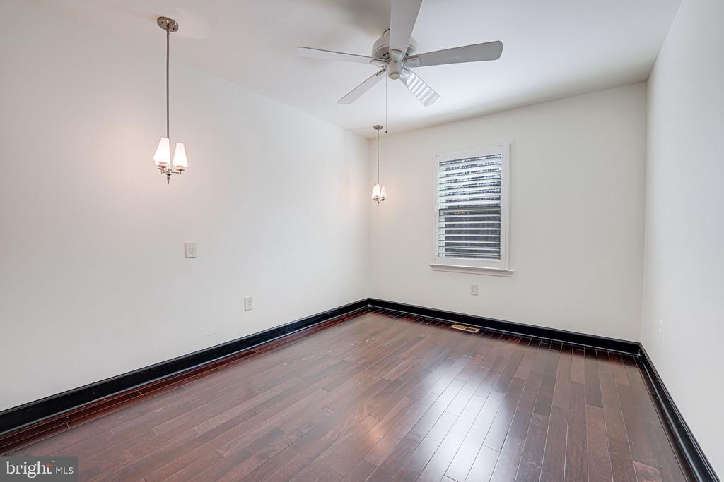 7315 GOLDEN IRIS CT