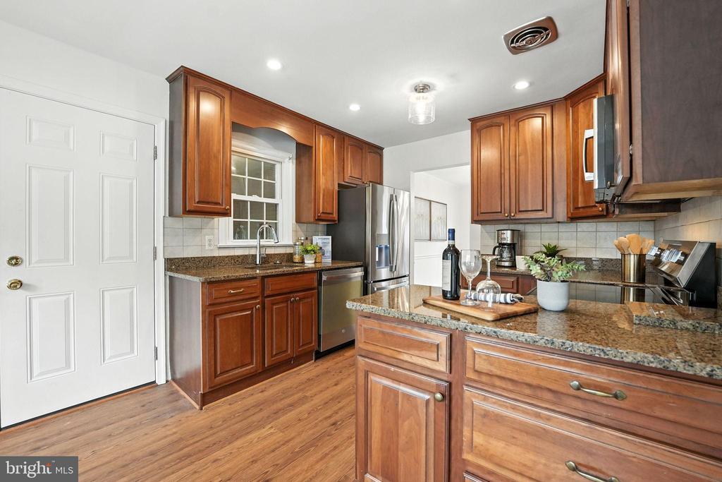 7415 BEVERLY MANOR DRIVE