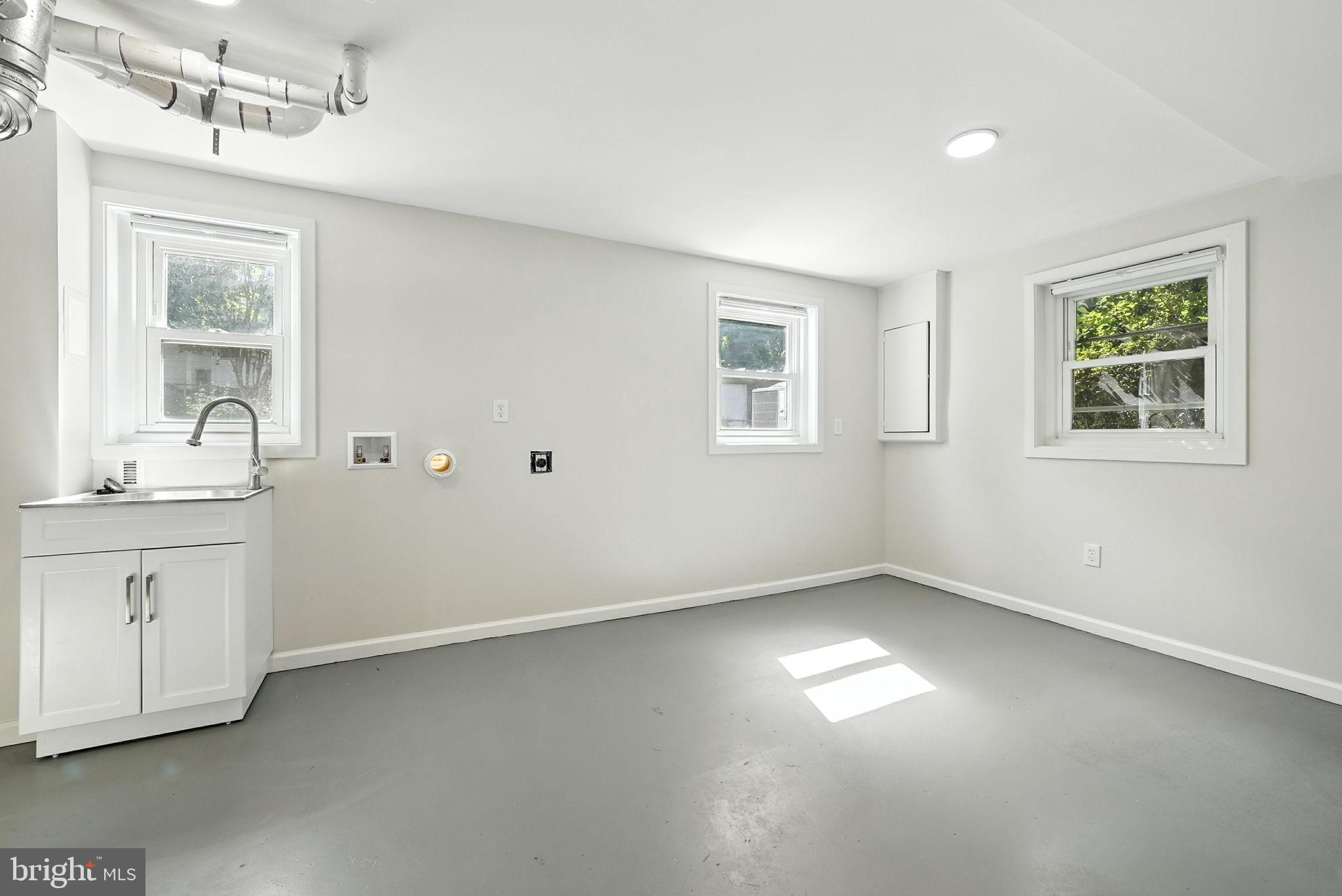 3924 LINCOLNSHIRE STREET