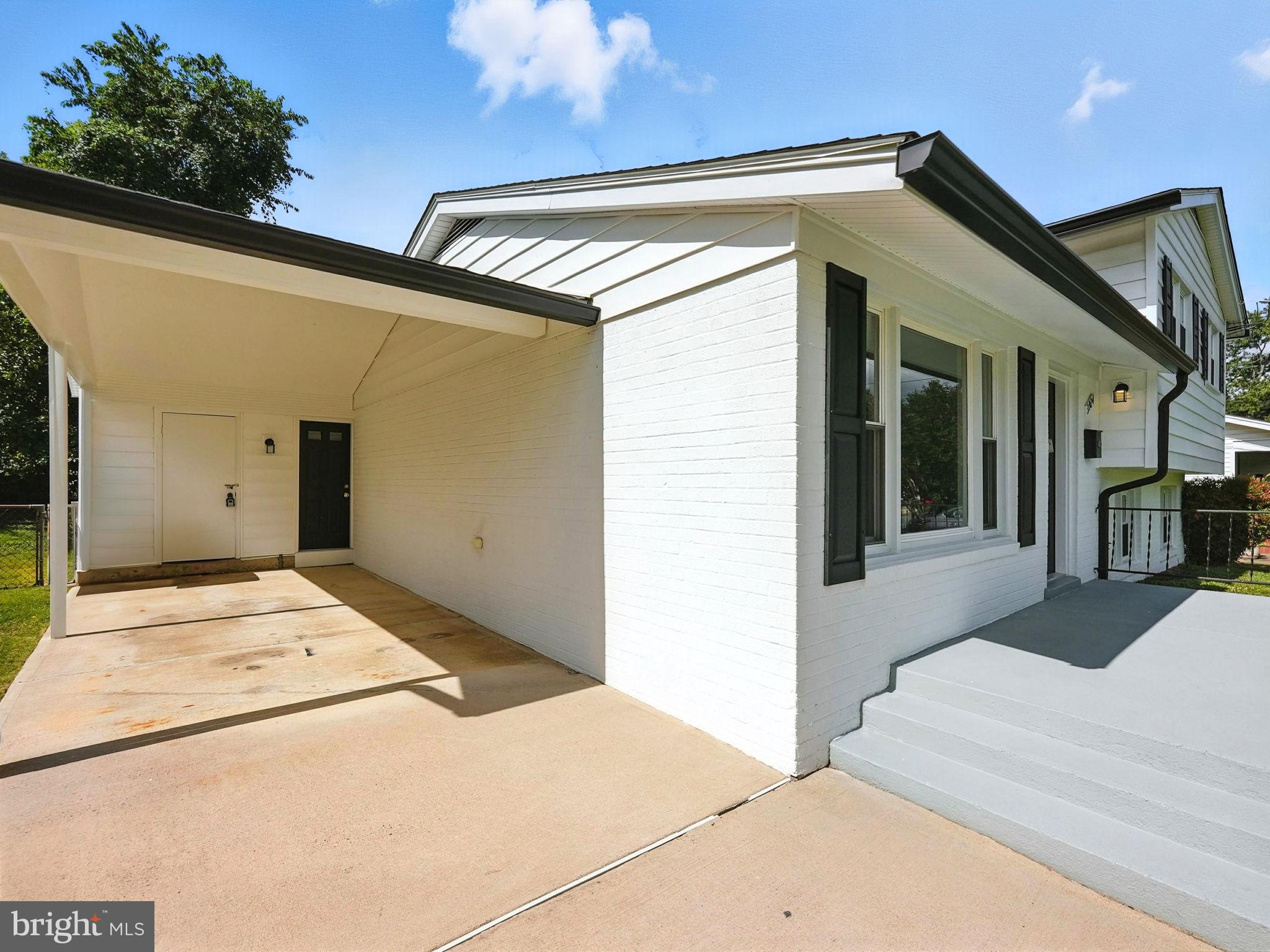 3924 LINCOLNSHIRE STREET