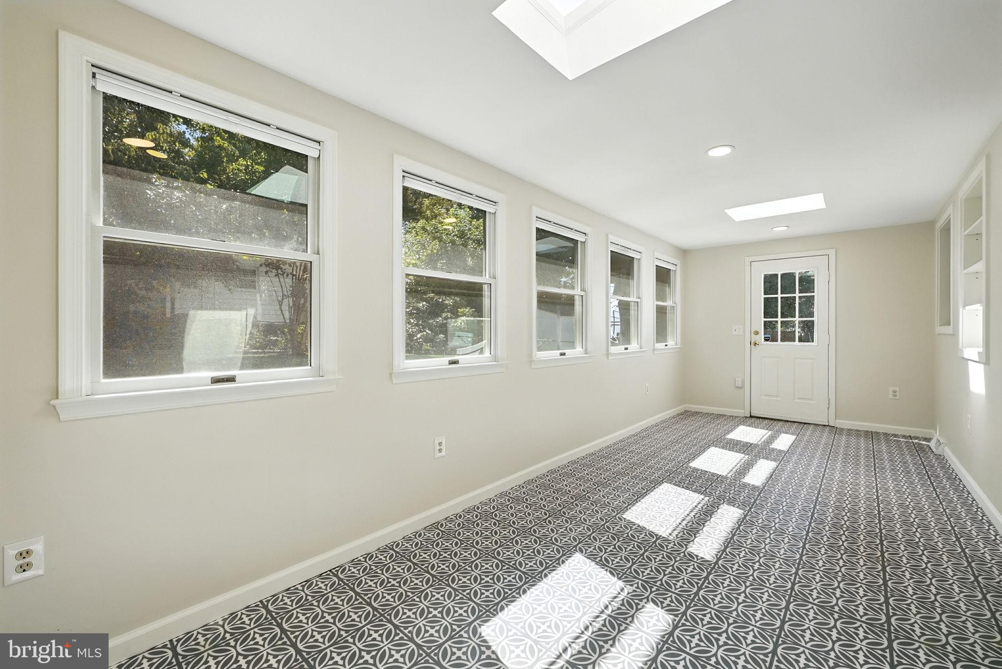 3924 LINCOLNSHIRE STREET