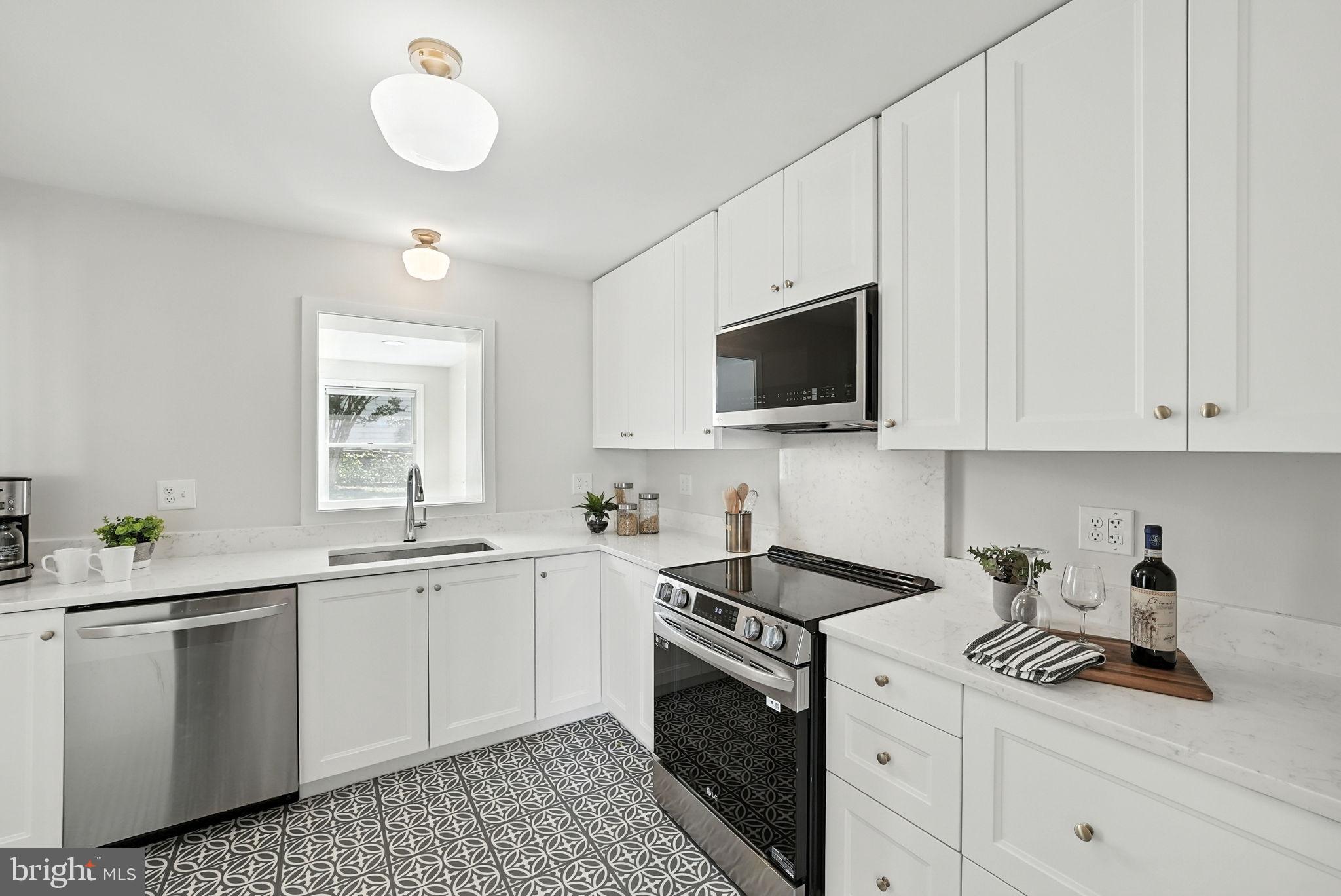 3924 LINCOLNSHIRE STREET