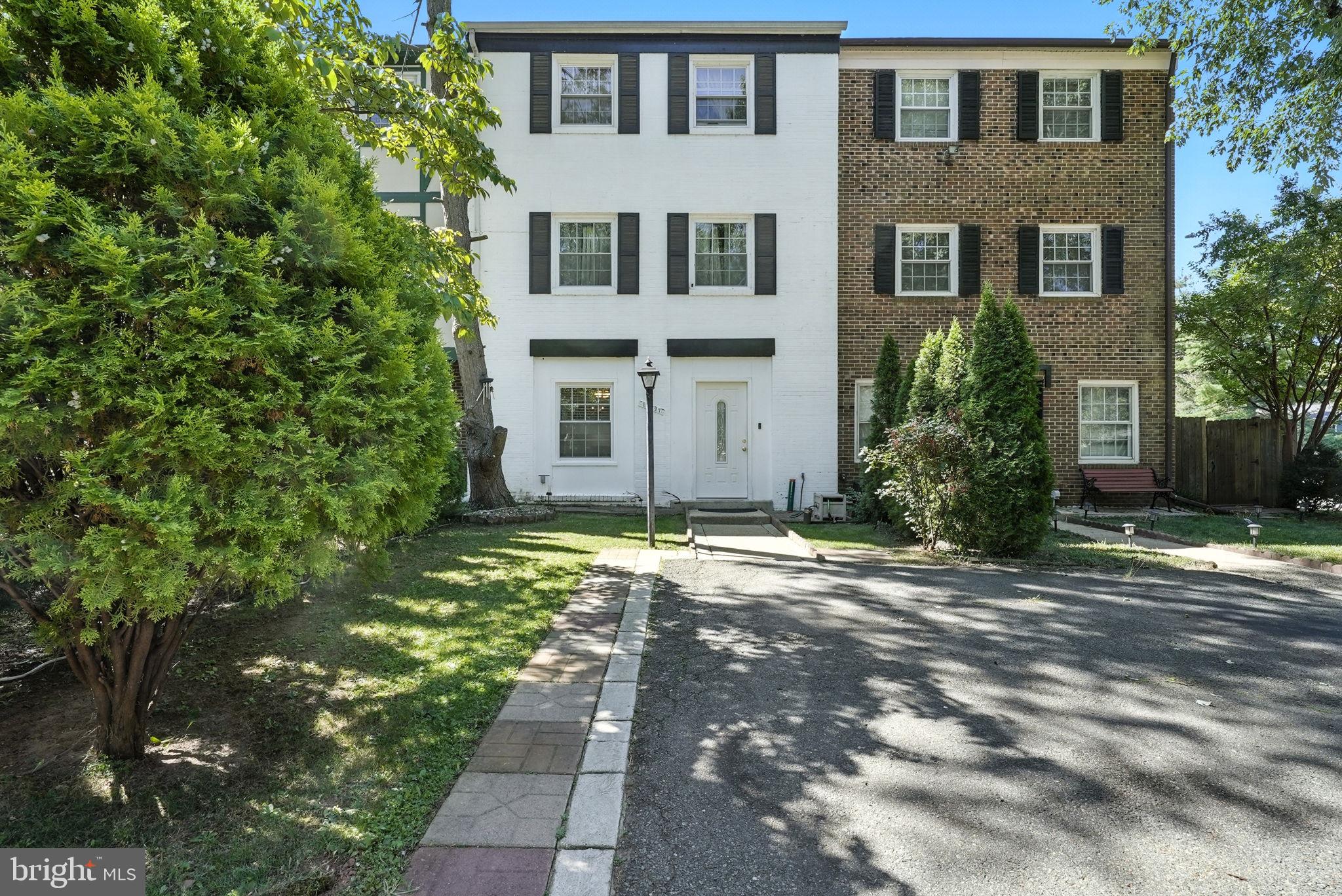 14727 BENTLEY SQUARE