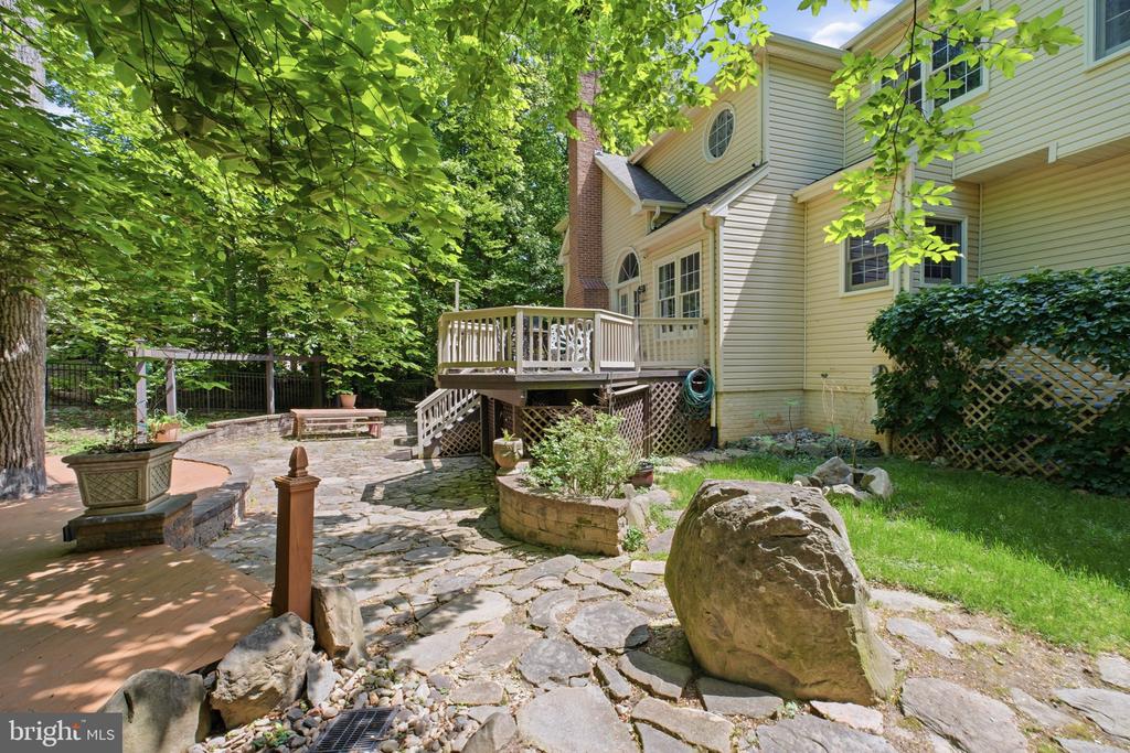 8005 HEDGEWOOD COURT