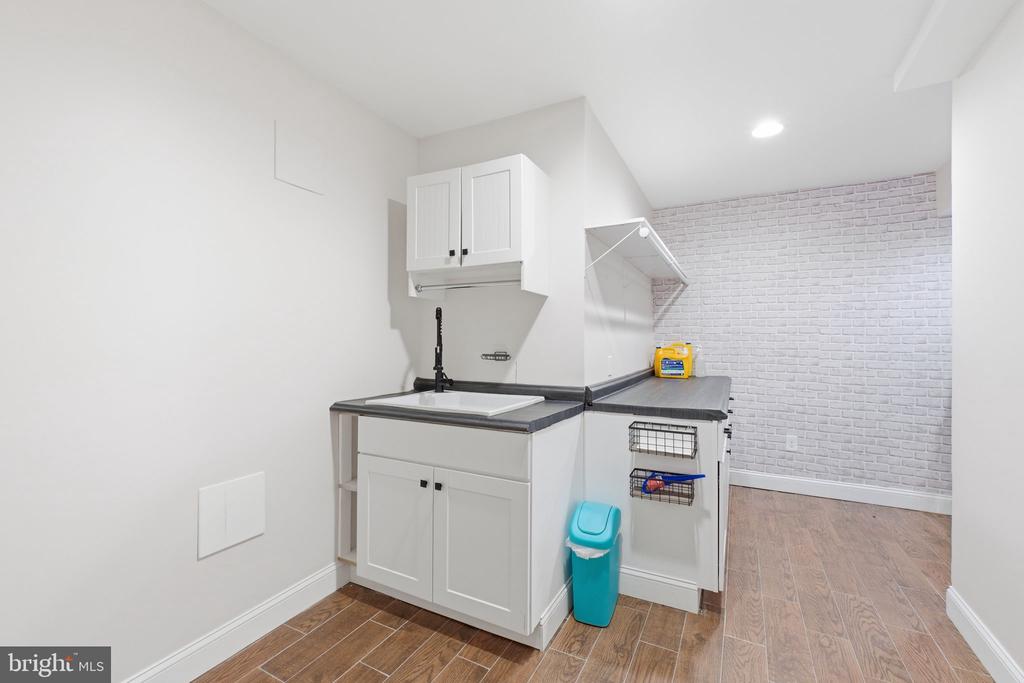 8005 HEDGEWOOD COURT