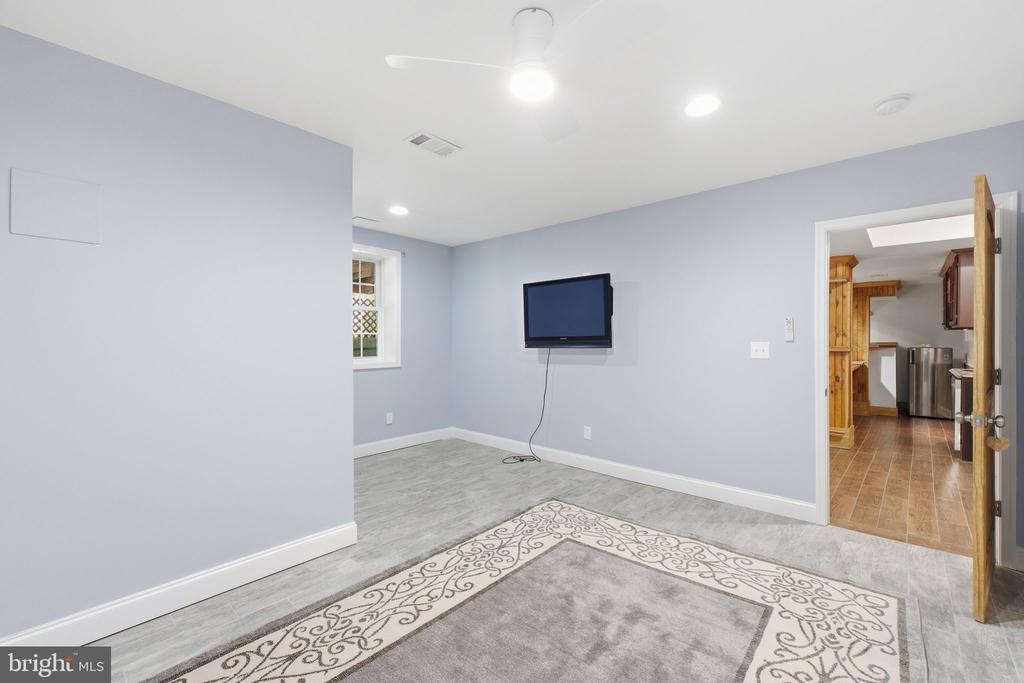 8005 HEDGEWOOD COURT