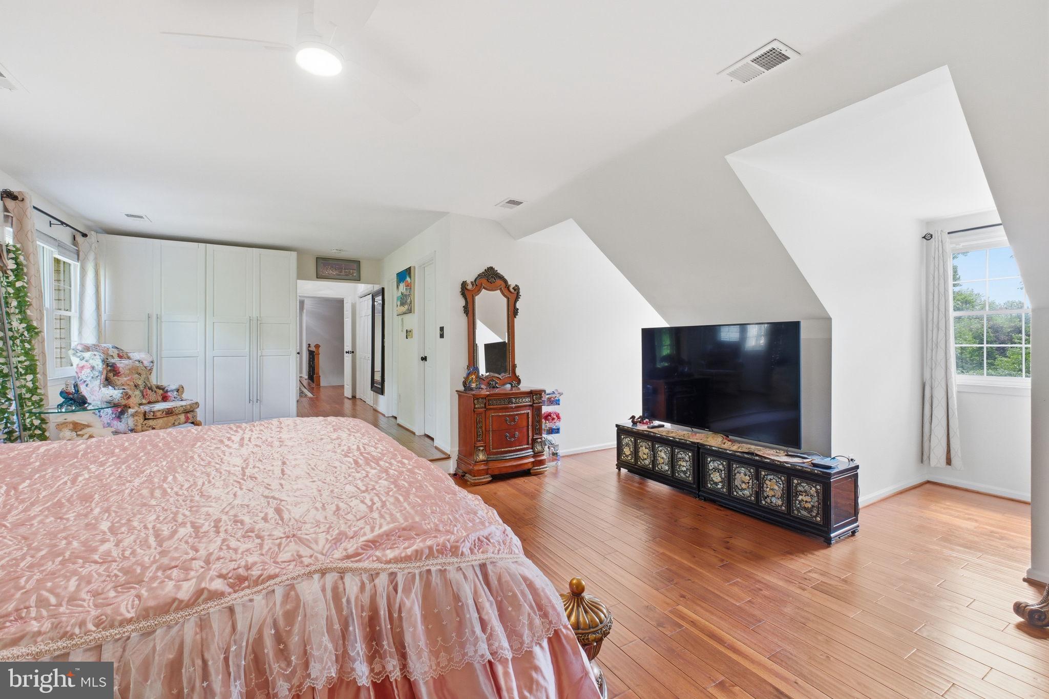 8005 HEDGEWOOD COURT
