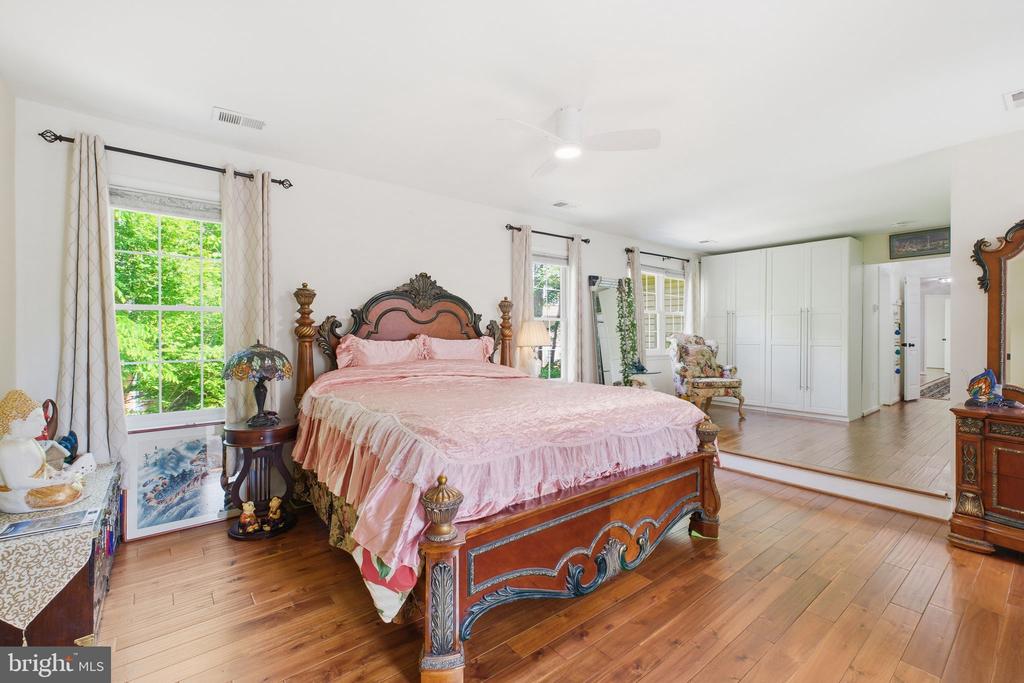8005 HEDGEWOOD COURT
