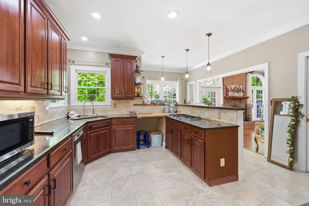 8005 HEDGEWOOD COURT