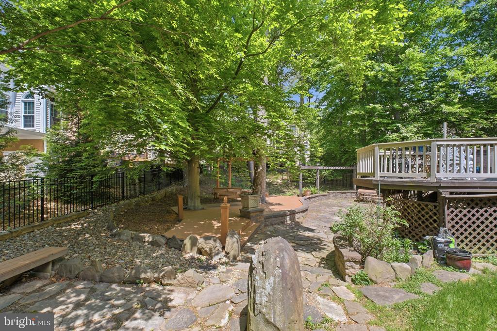 8005 HEDGEWOOD COURT