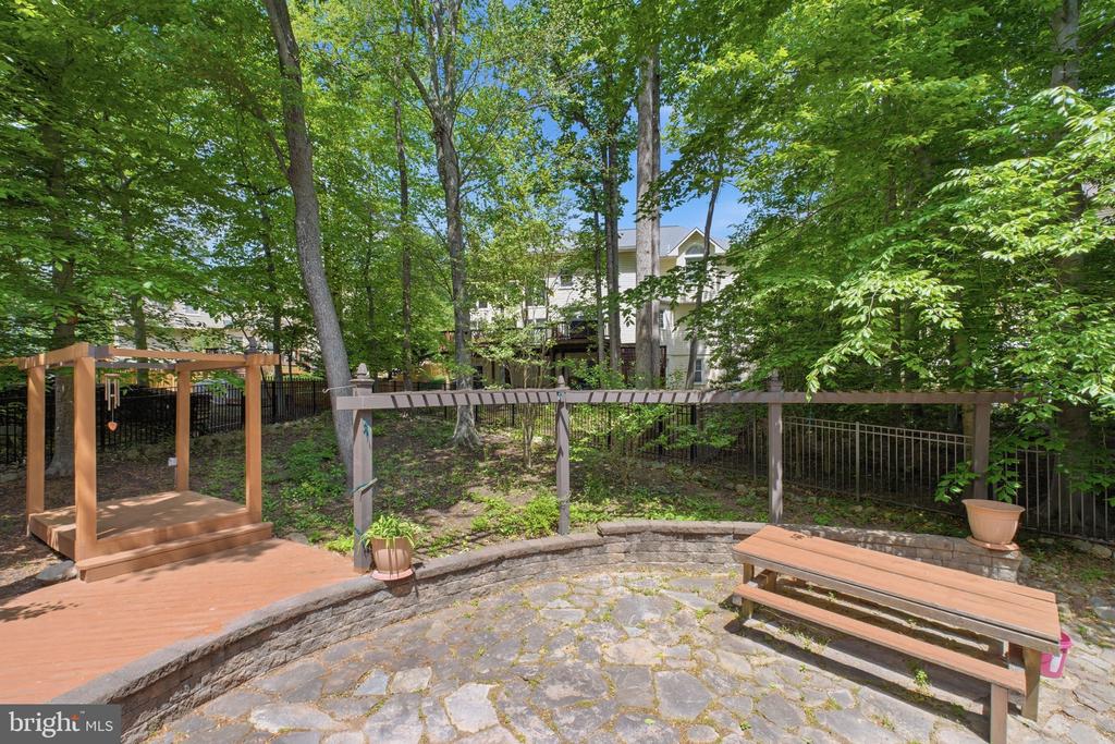 8005 HEDGEWOOD COURT