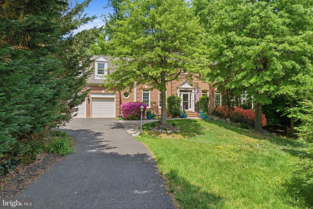 8005 HEDGEWOOD COURT