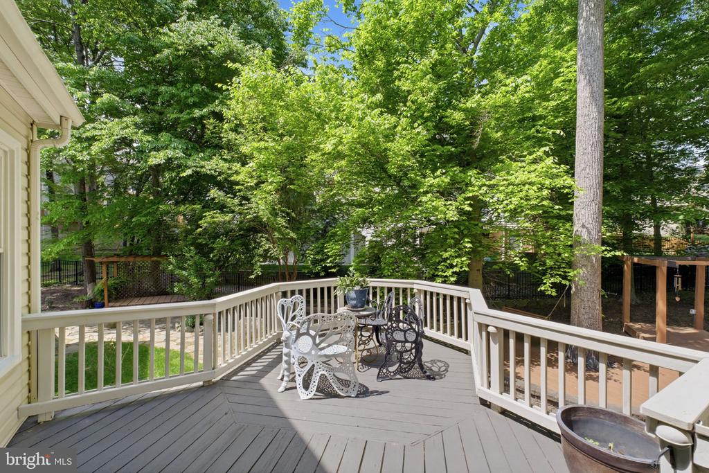 8005 HEDGEWOOD COURT