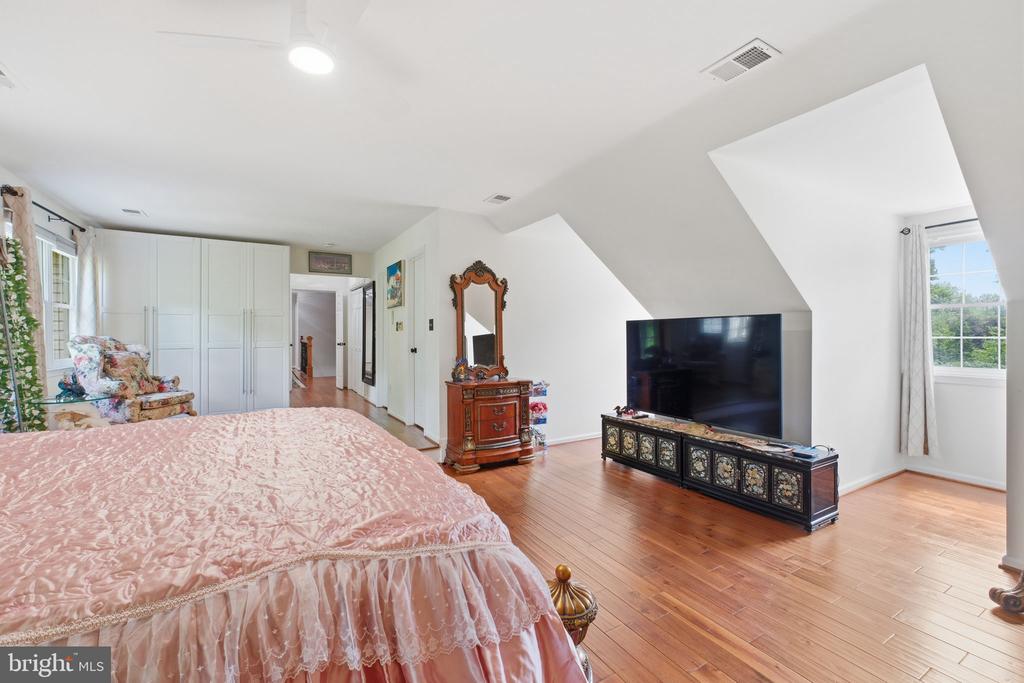 8005 HEDGEWOOD COURT