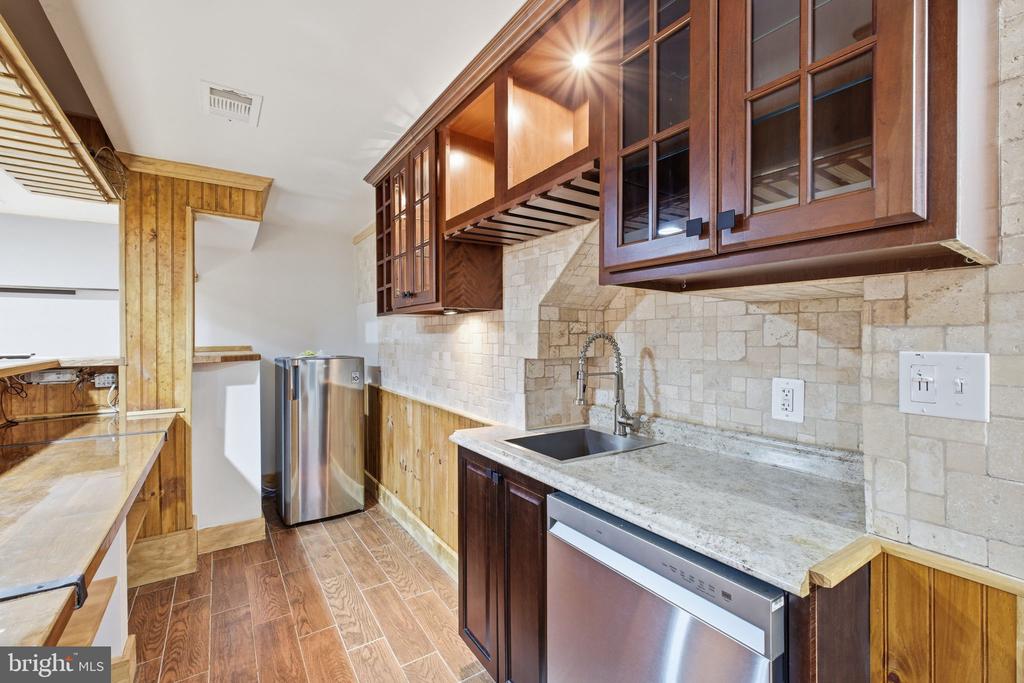 8005 HEDGEWOOD COURT