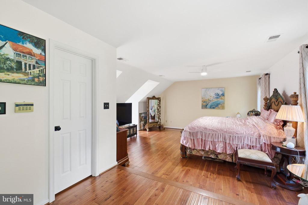 8005 HEDGEWOOD COURT