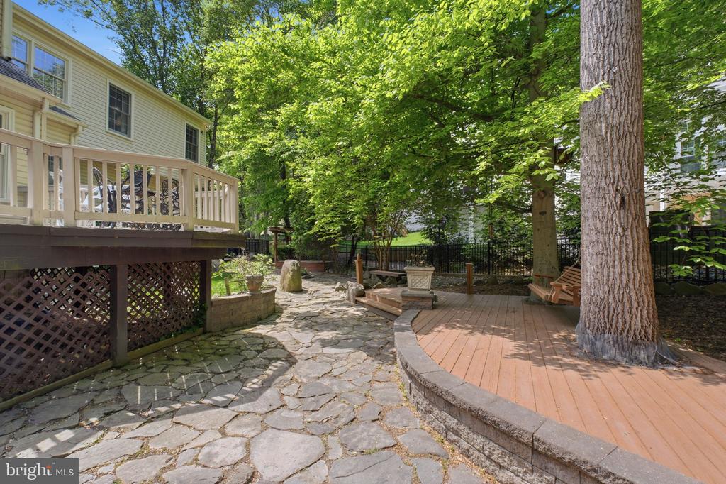 8005 HEDGEWOOD COURT