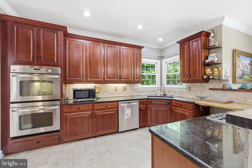 8005 HEDGEWOOD COURT
