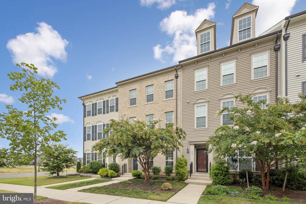 805 BASSWOOD DRIVE