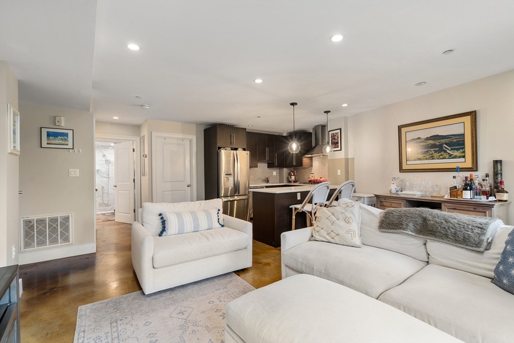 64-66 Salem St # 2R