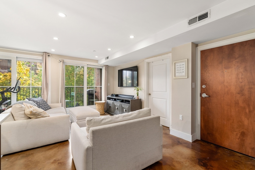 64-66 Salem St # 2R
