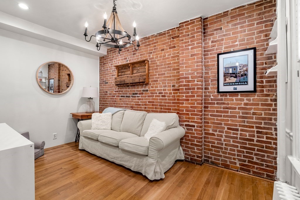 9R Salem St