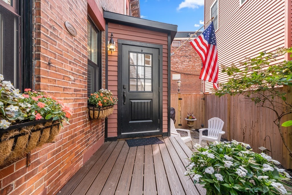 9R Salem St