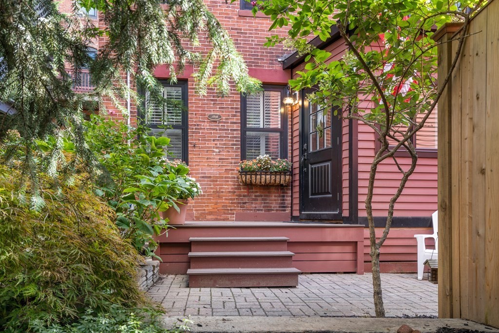 9R Salem St