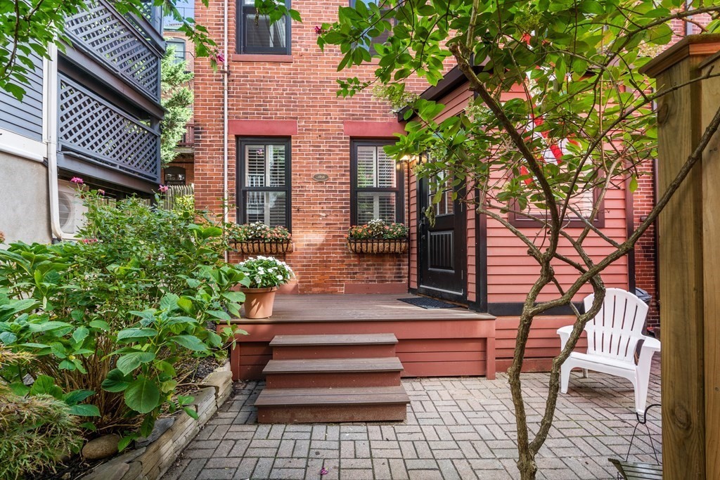 9R Salem St
