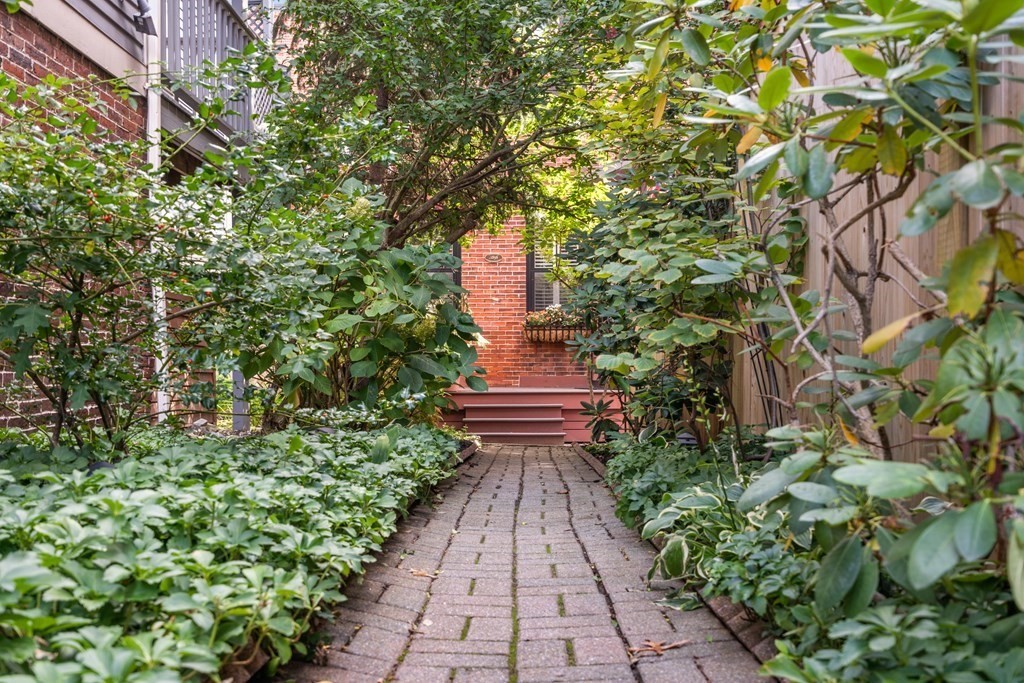 9R Salem St