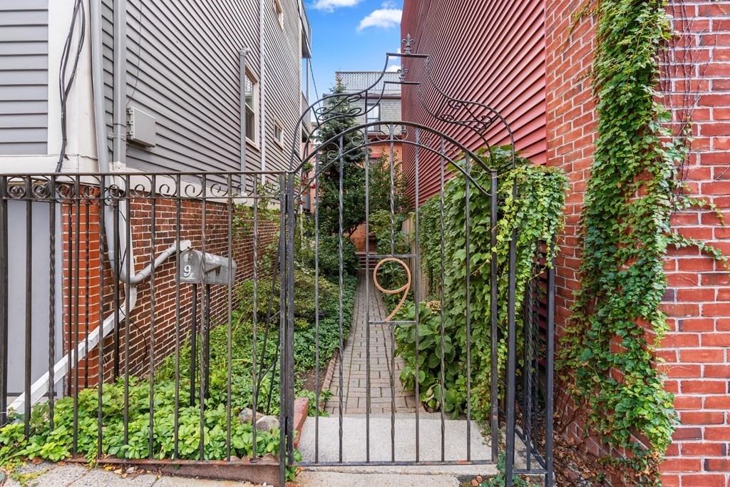 9R Salem St