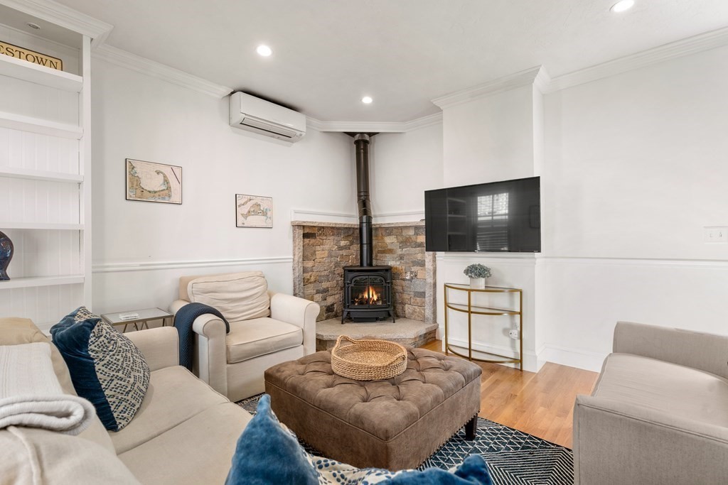 9R Salem St