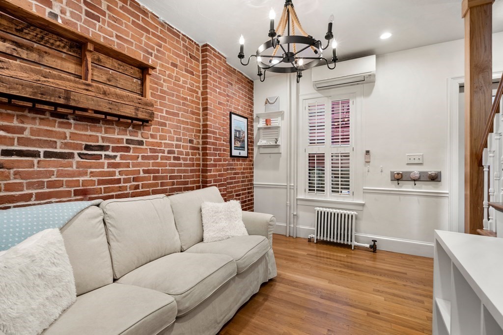 9R Salem St