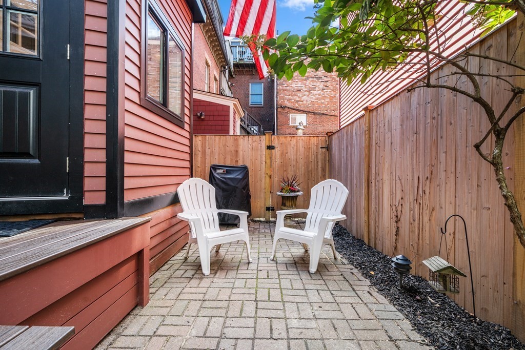 9R Salem St