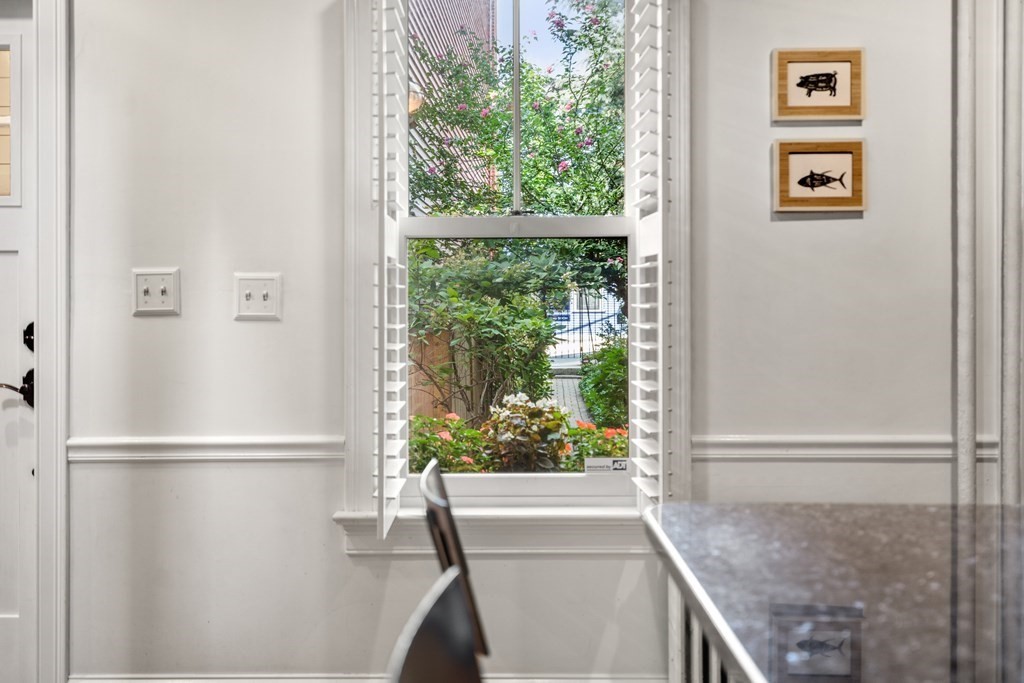 9R Salem St