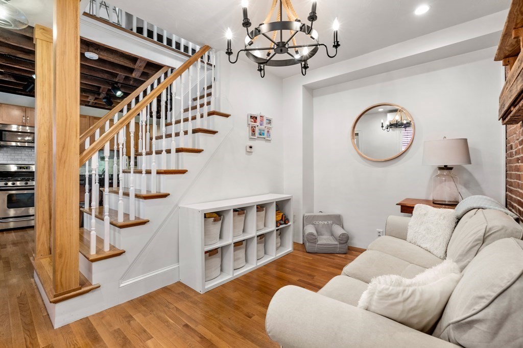 9R Salem St