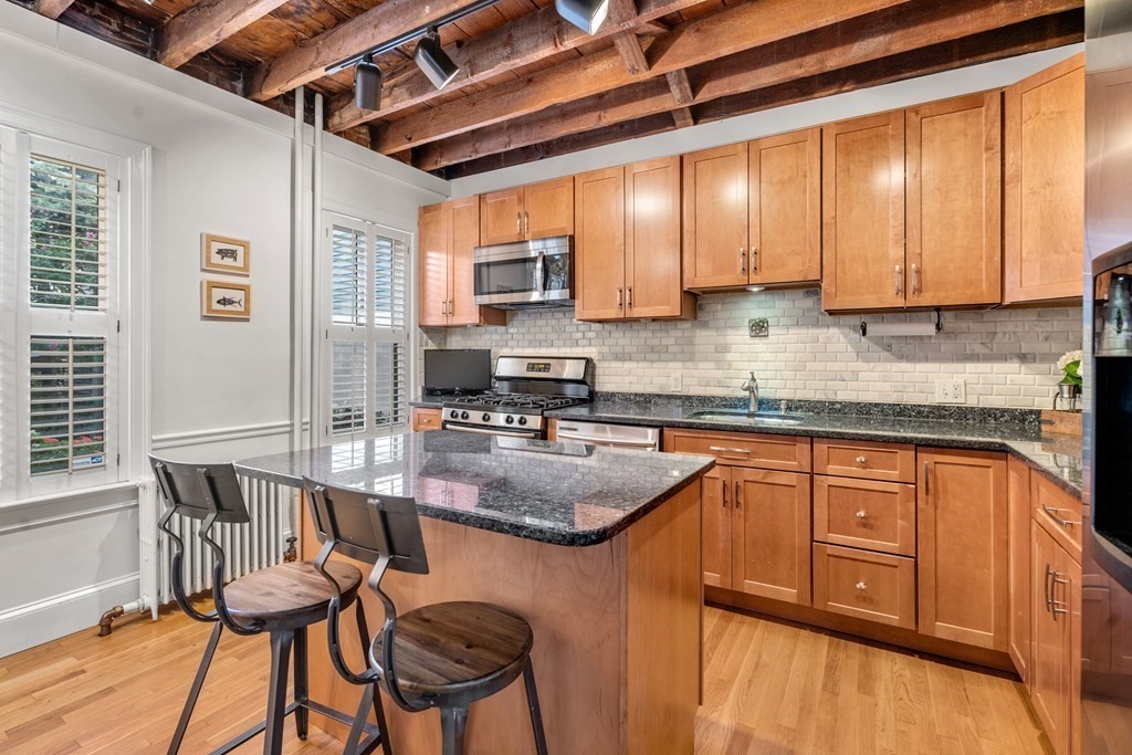 9R Salem St