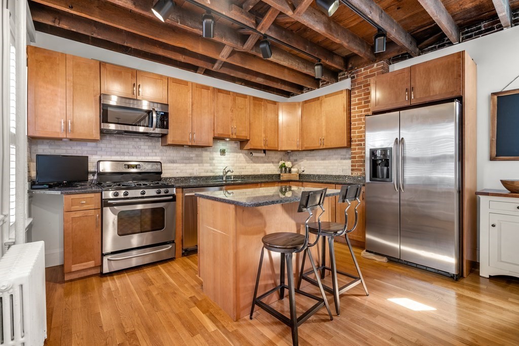 9R Salem St