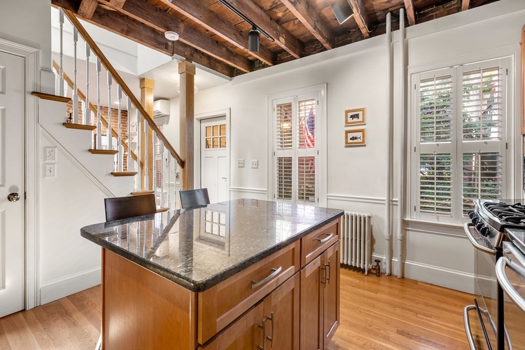 9R Salem St