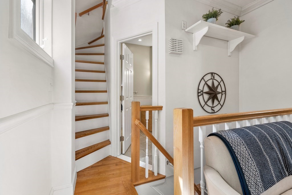 9R Salem St