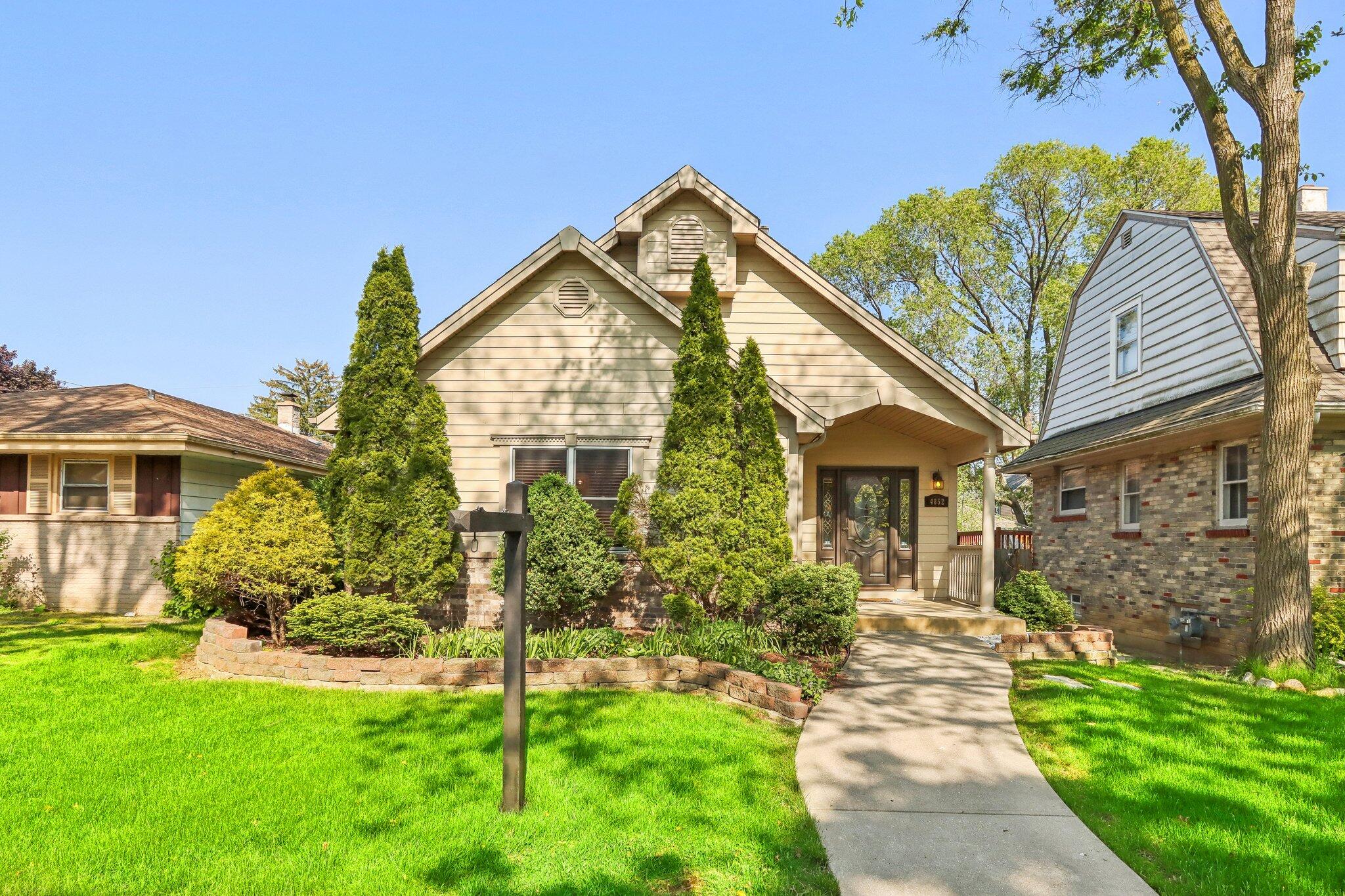 4852 N Mohawk Ave