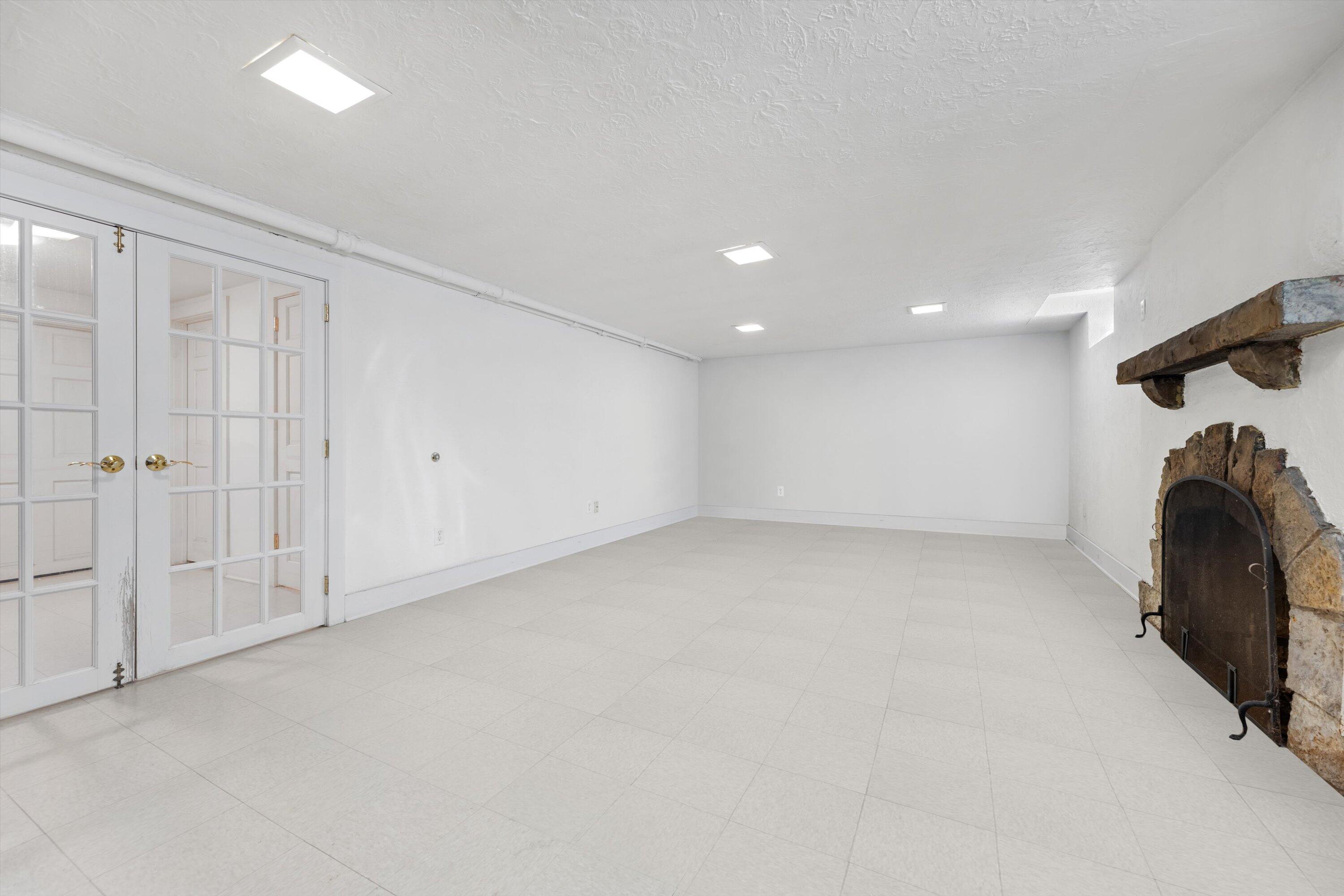 1007 E Lexington Blvd