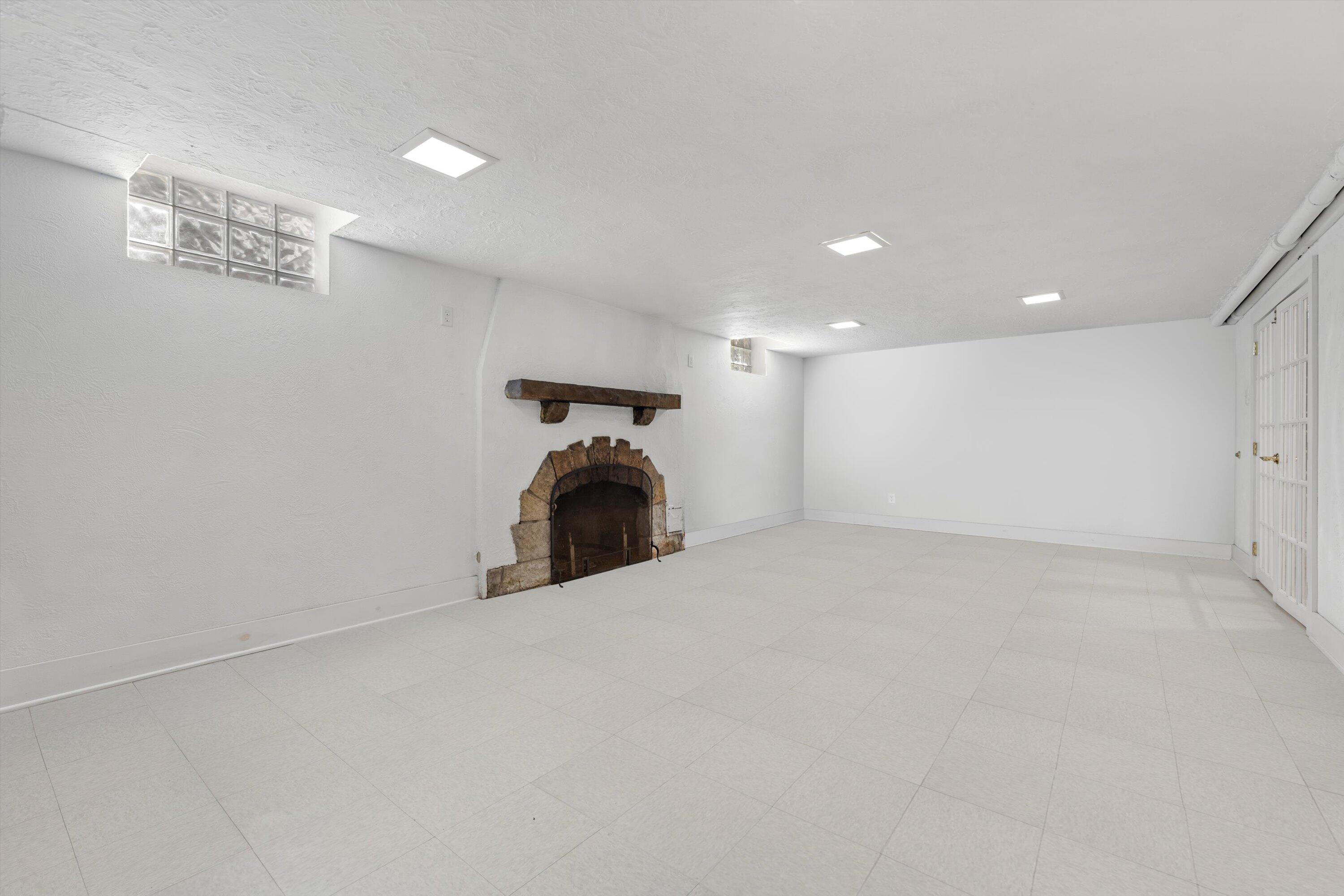 1007 E Lexington Blvd