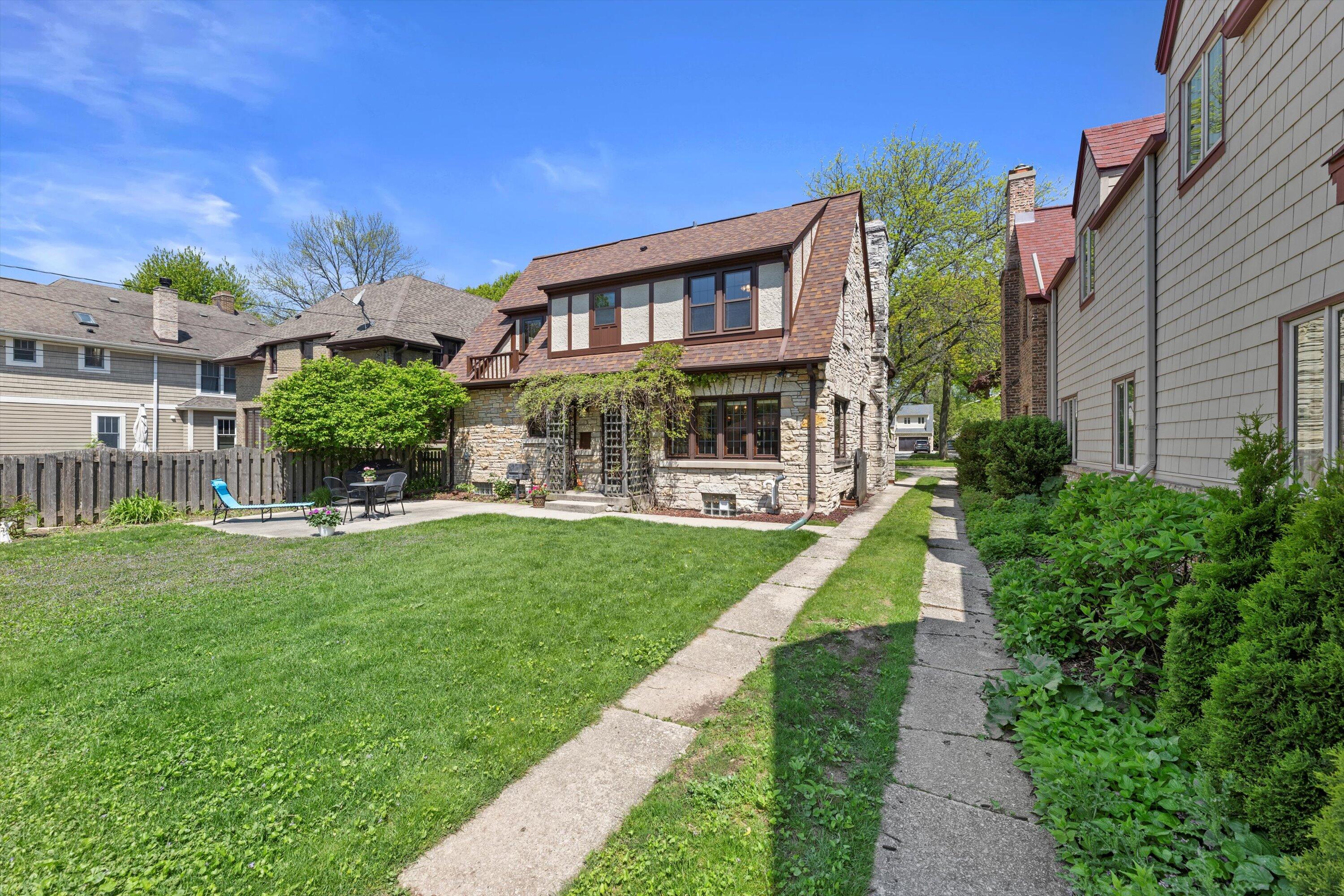 1007 E Lexington Blvd