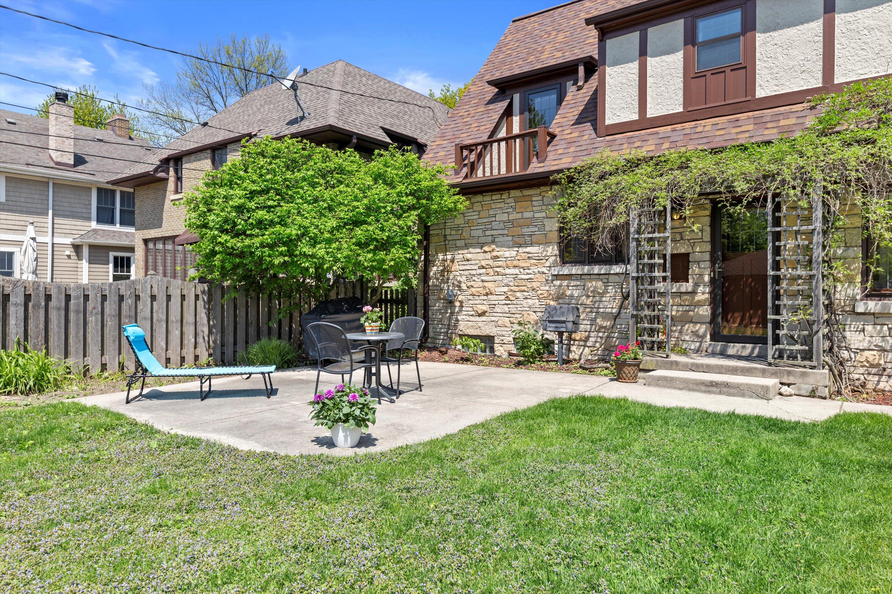 1007 E Lexington Blvd