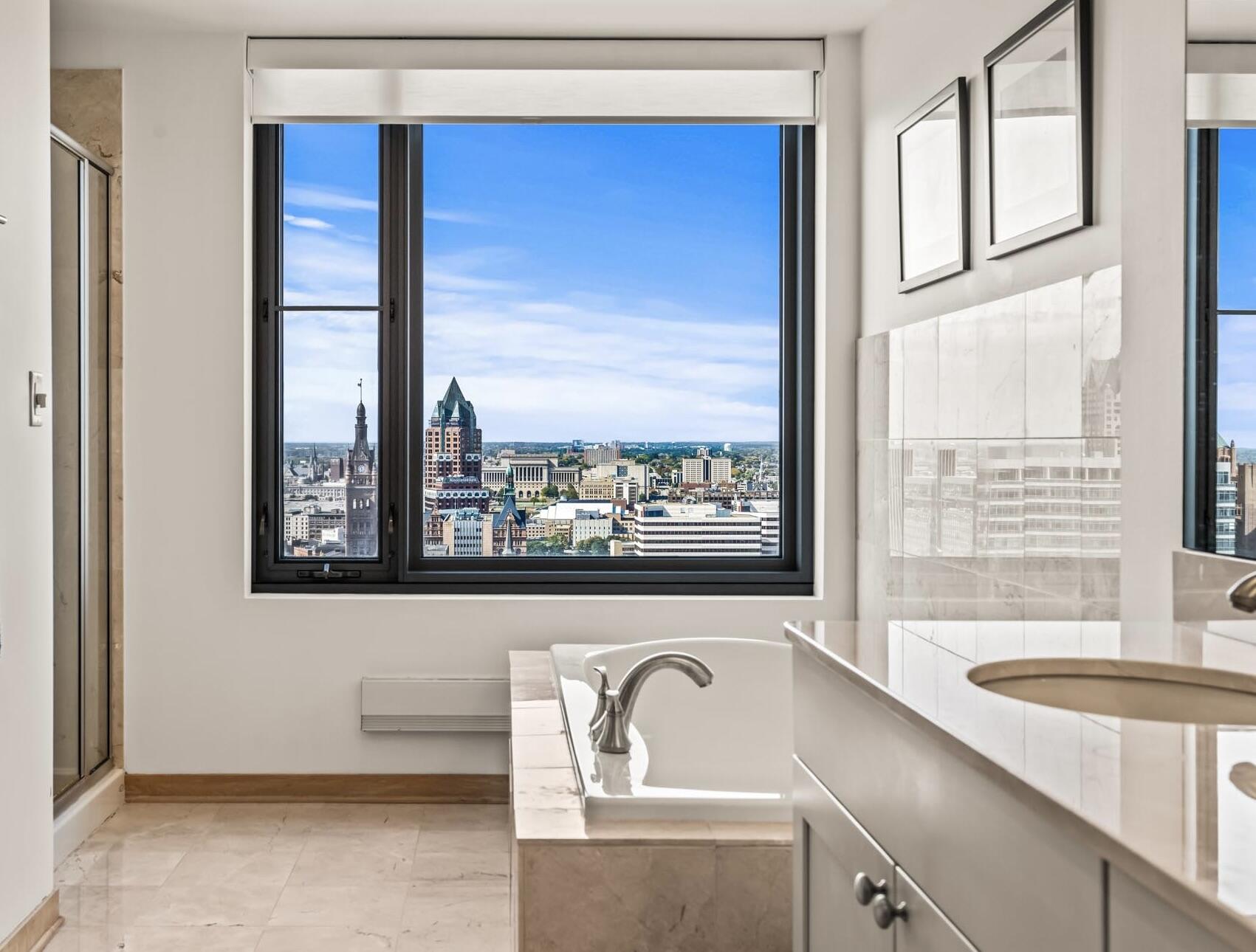 923 E Kilbourn Ave Unit: 2203