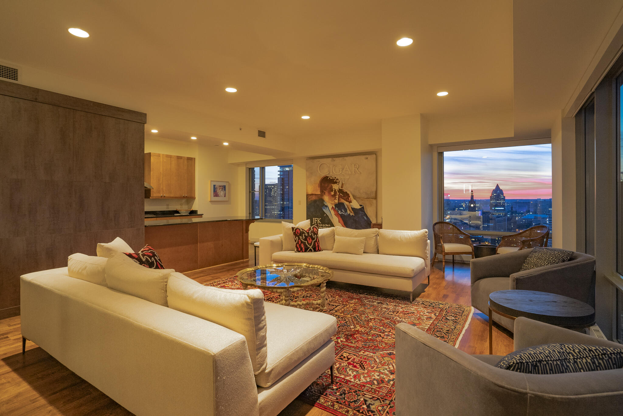 923 E Kilbourn Ave Unit: 2203